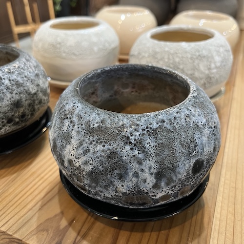 岩っぽい陶器鉢